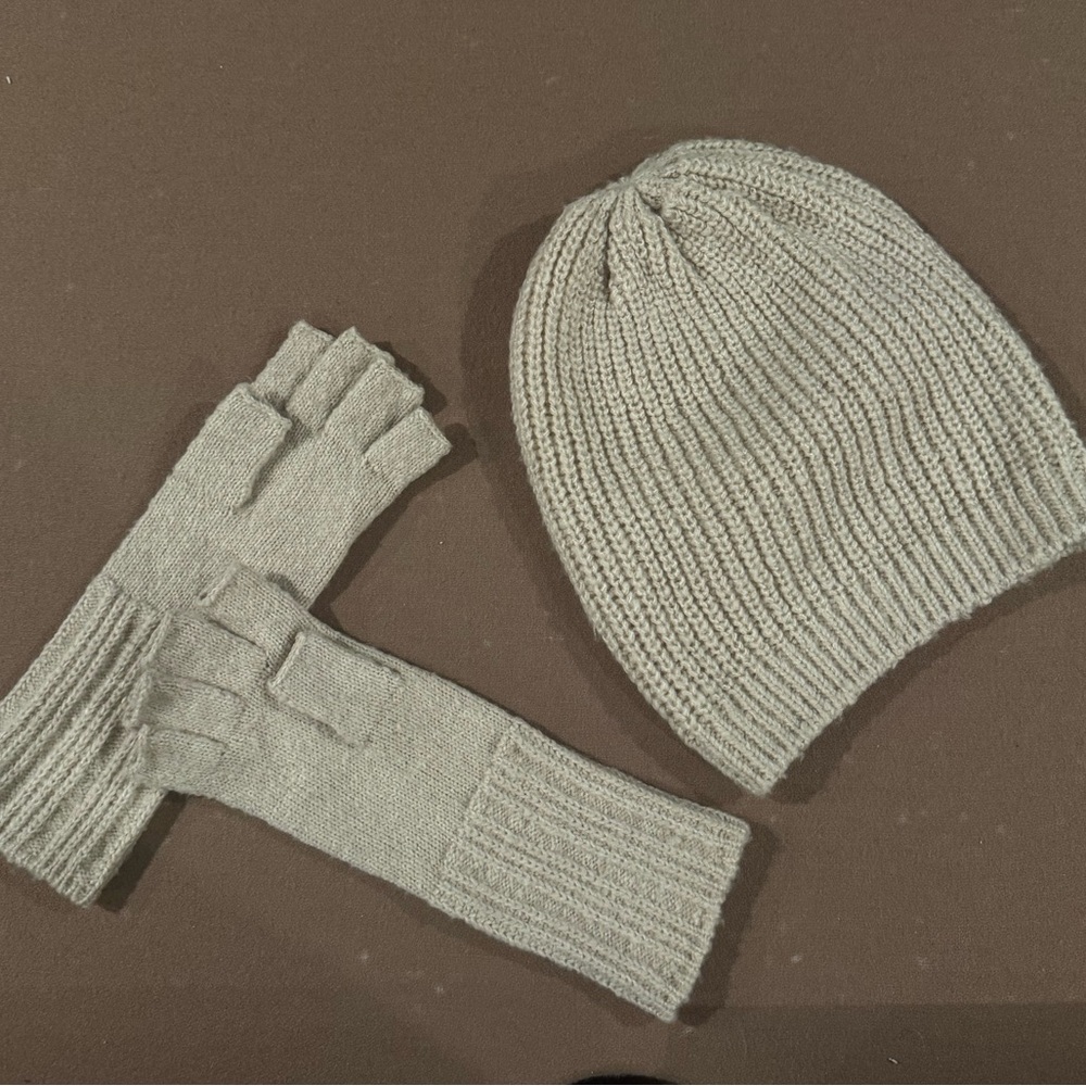 Halogen Hat and Glove Set